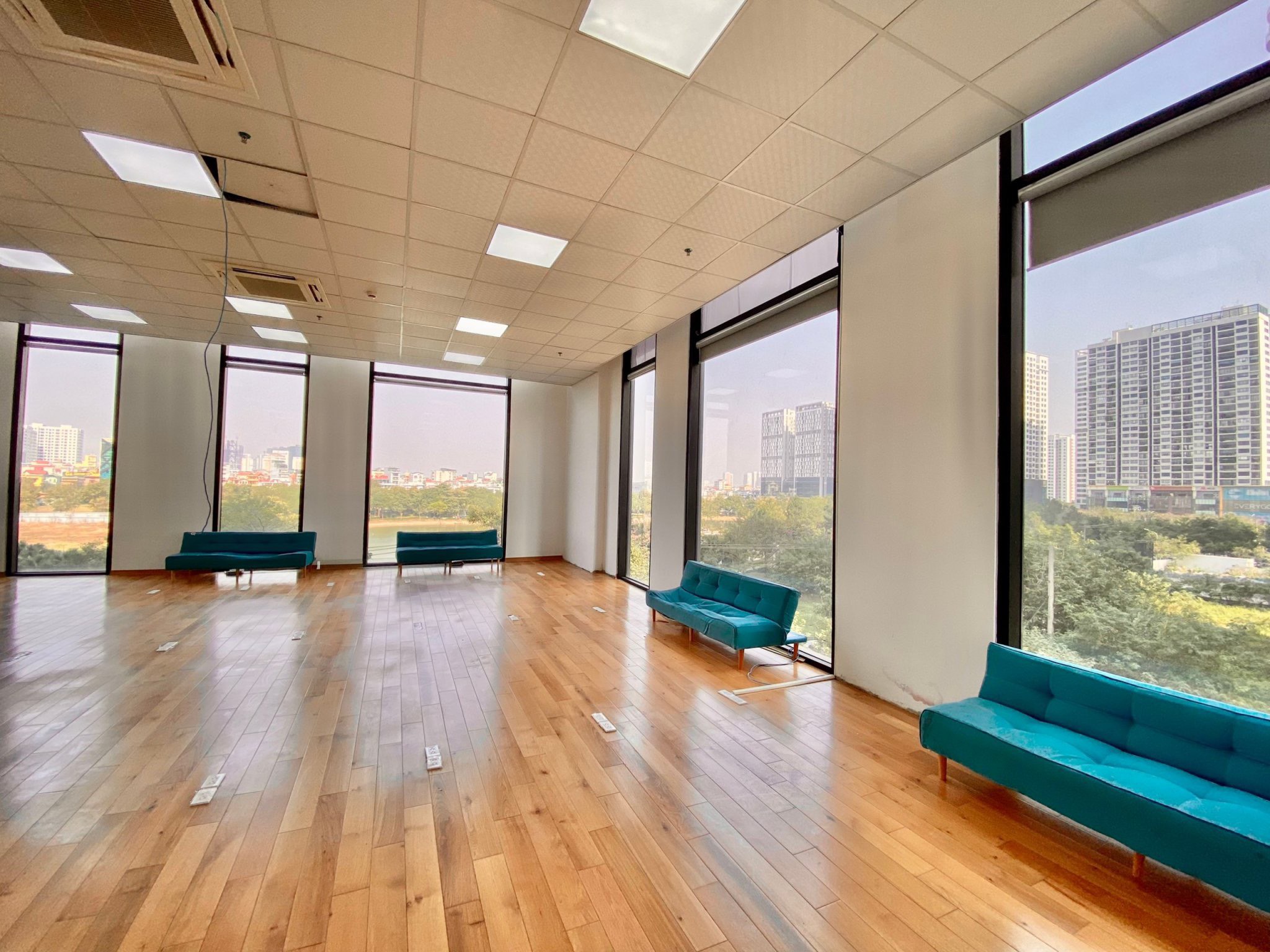 Renting a 250m2 office floor in Diplomatic Corps 4