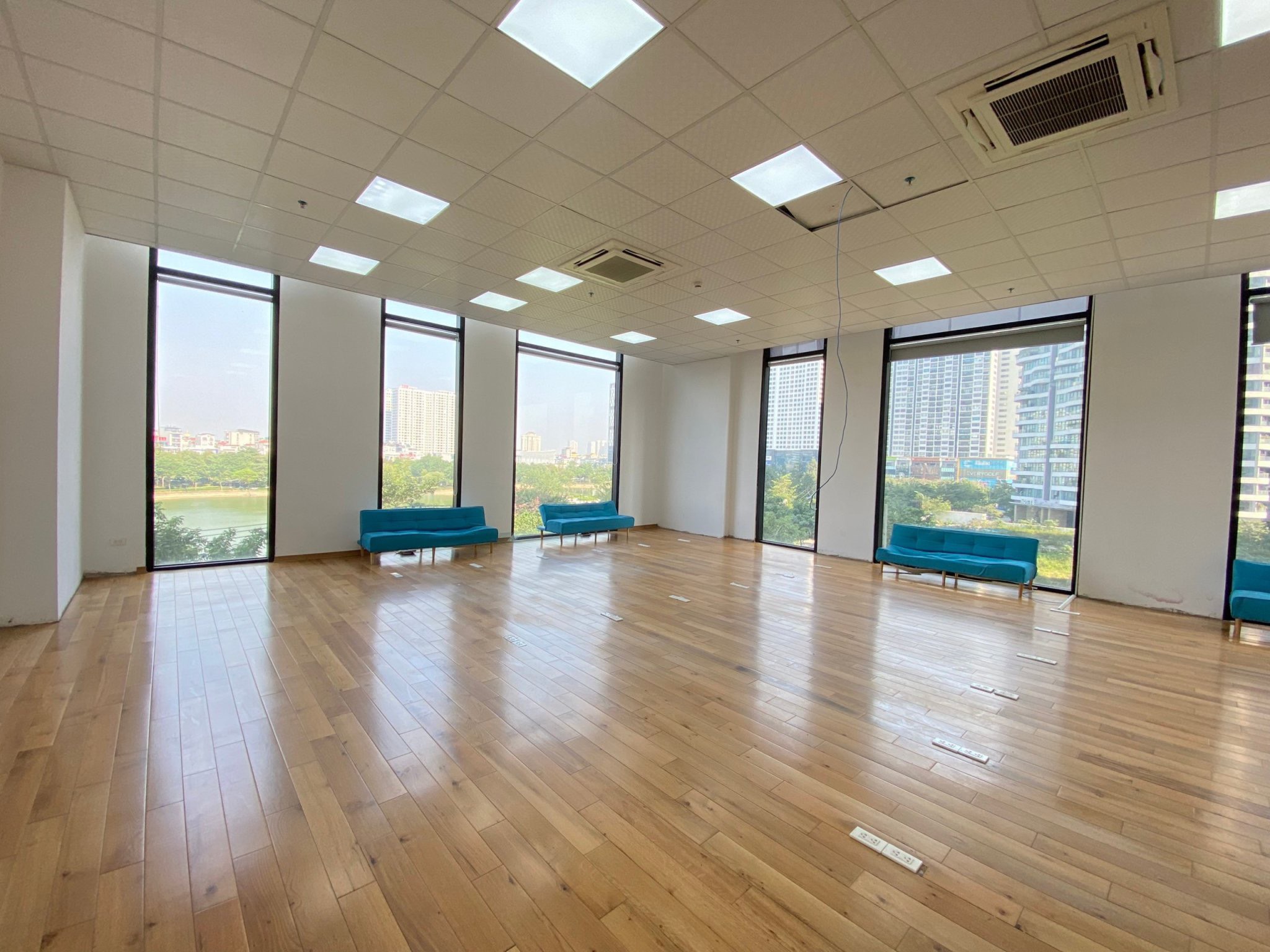 Renting a 250m2 office floor in Diplomatic Corps 5